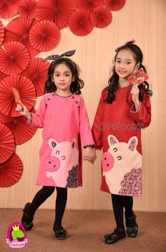 Độc đ&aacute;o &aacute;o d&agrave;i con Ỉn cho b&eacute; diện tết con Ỉn 2019 - Ảnh 8.