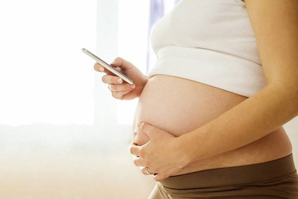 Mẹ bầu chơi điện thoại ban đêm thì thai nhi như thế nào, câu trả lời của chuyên gia sức khỏe sẽ khiến các mẹ buông ngay lập tức - Ảnh 1.