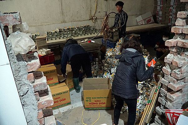 Mục kích cơ sở sản xuất bánh kẹo bẩn ở Hà Nội ngày cận Tết - Ảnh 2. Mục kích cơ sở sản xuất bánh kẹo bẩn ở Hà Nội ngày cận Tết - Ảnh 2.