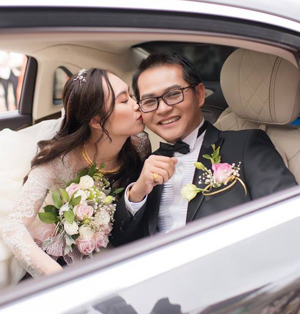 Clip: Khoảnh khắc ngọt ngào trong đám cưới của NSND Trung Hiếu ở tuổi 46 với bà xã kém gần 2 con giáp - Ảnh 5.