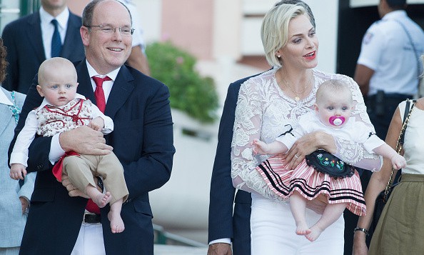 Người hâm mộ tiếp tục ngất lịm trước vẻ đẹp của cặp song sinh hoàng gia Monaco, đối thủ đáng gờm của Công chúa Charlotte - Ảnh 2.