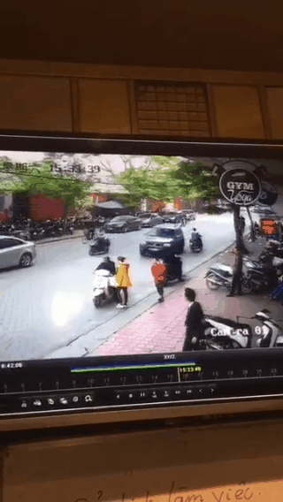 Clip cận cảnh vụ xe điên lao kinh hoàng trên phố Hà Nội chiều nay - Ảnh 2.