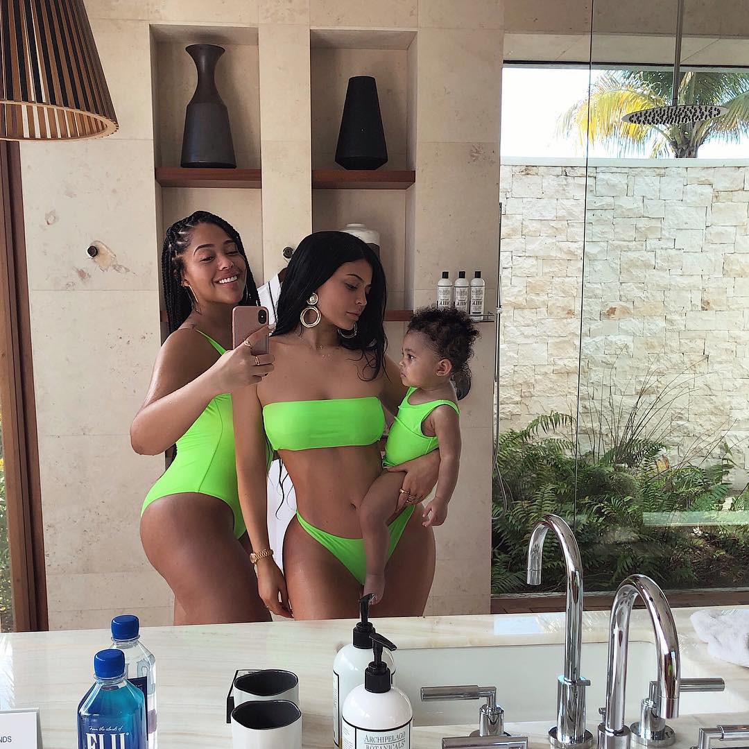 Gái một con Kylie Jenner Sєxy hút hồn khi mặc ʙικιɴι, làm các thiếu nữ chưa  sinh cũng phải ghen tị