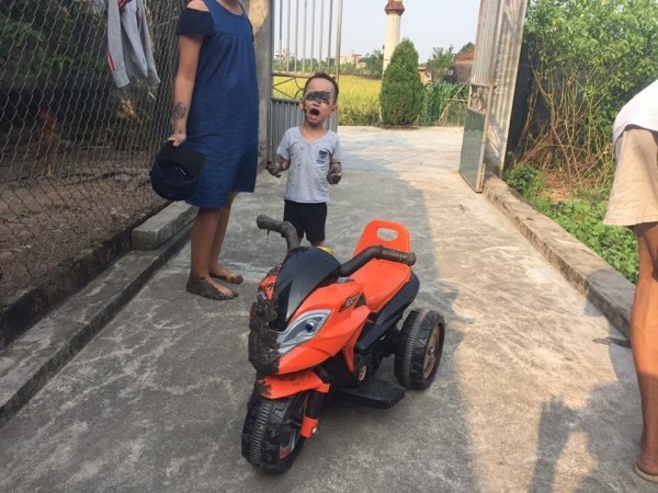 Bé gái dễ thương rơi xuống ruộng, văng mất cả kẹo mút sau ít phút tạo dáng chụp ảnh - Ảnh 3. Bé gái dễ thương rơi xuống ruộng, văng mất cả kẹo mút sau ít phút tạo dáng chụp ảnh - Ảnh 3.