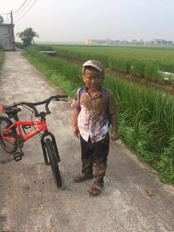 Bé gái dễ thương rơi xuống ruộng, văng mất cả kẹo mút sau ít phút tạo dáng chụp ảnh - Ảnh 4. Bé gái dễ thương rơi xuống ruộng, văng mất cả kẹo mút sau ít phút tạo dáng chụp ảnh - Ảnh 4.