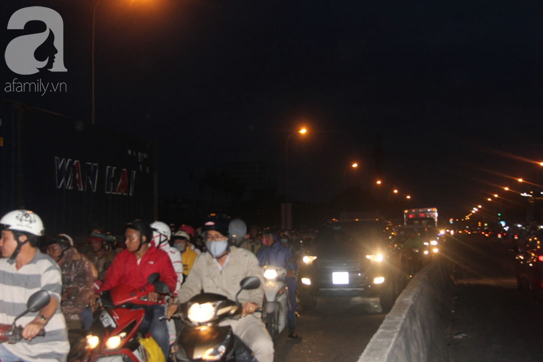 Hiện trường vụ container lùa hơn 20 xe máy dừng chờ đèn đỏ, người chết và bị thương nằm la liệt trên đường - Ảnh 17.