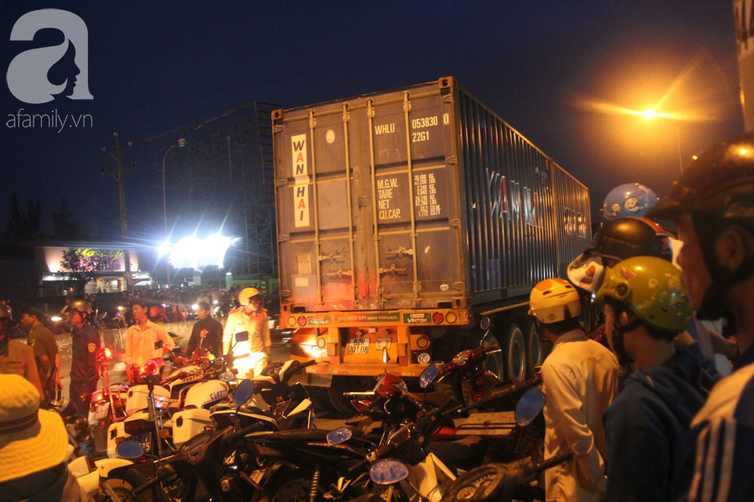Hiện trường vụ container lùa hơn 20 xe máy dừng chờ đèn đỏ, người chết và bị thương nằm la liệt trên đường - Ảnh 3.