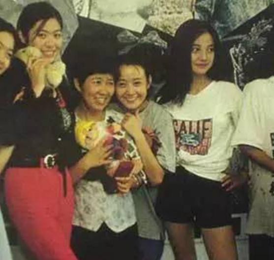Nhìn lại tấm ảnh ngày Triệu Vy 20 tuổi, chẳng trách Huỳnh Hiểu Minh từng tương tư cô ấy suốt 10 năm - Ảnh 1.