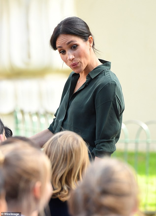 Meghan Markle mặc toàn đồ hiệu xa xỉ mà không ít lần nhìn luộm thuộm, kém sang chỉ vì chi tiết này - Ảnh 7.