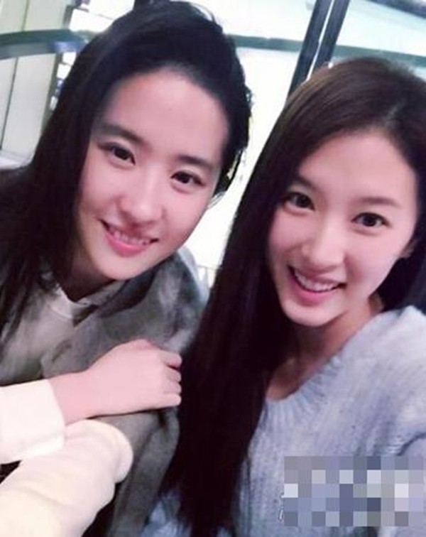 Loạt sao thế giới bị c&aacute;c diễn vi&ecirc;n đ&oacute;ng thế lấn &aacute;t nhan sắc: Sốc nhất l&agrave; trường hợp của Tiểu Long Nữ! - Ảnh 2.