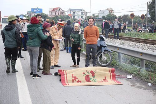 Vụ tai nạn Hải Dương: Buốt lòng cảnh người thân khóc ngất bên thi thể 8 nạn nhân trong chiều đông lạnh buốt - Ảnh 6.