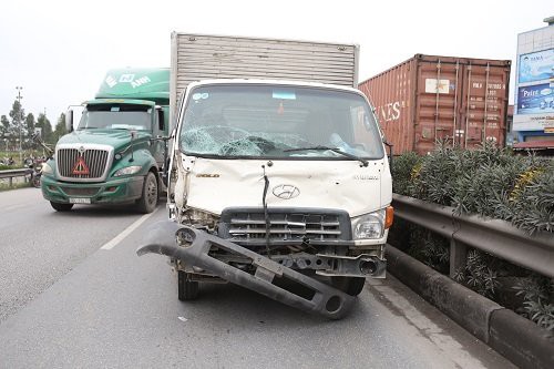 Vụ tai nạn Hải Dương: Buốt lòng cảnh người thân khóc ngất bên thi thể 8 nạn nhân trong chiều đông lạnh buốt - Ảnh 7.