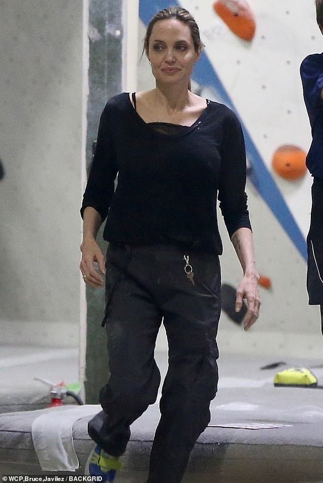 Angelina Jolie có động thái gì giữa lúc Brad Pitt dính tin đồn hẹn hò mỹ nhân Charlize Theron gần 1 tháng? - Ảnh 6.