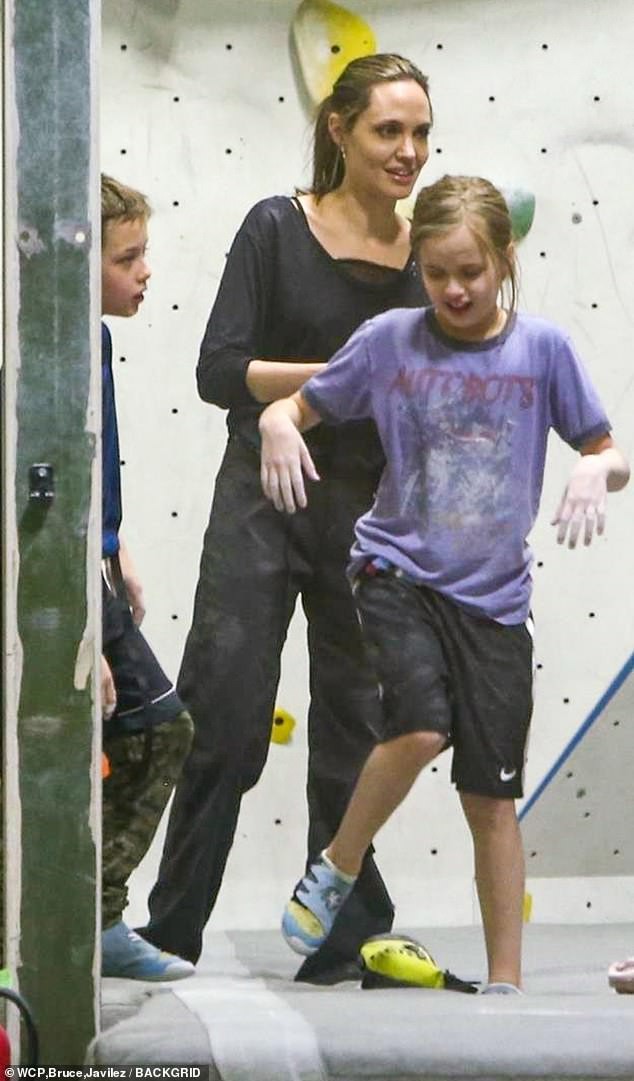 Angelina Jolie có động thái gì giữa lúc Brad Pitt dính tin đồn hẹn hò mỹ nhân Charlize Theron gần 1 tháng? - Ảnh 7.
