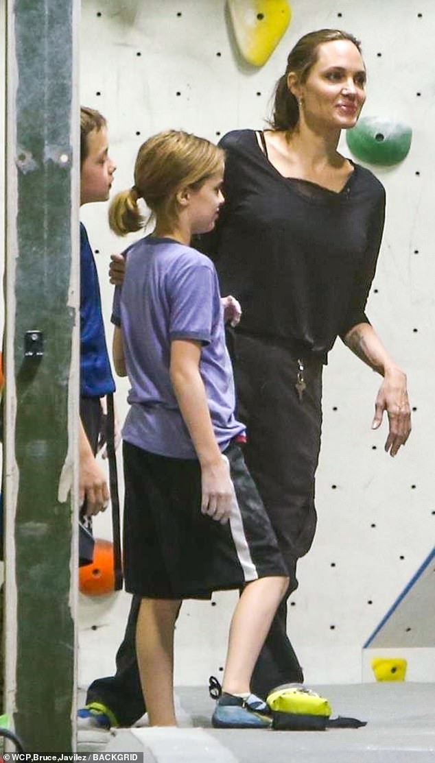 Angelina Jolie có động thái gì giữa lúc Brad Pitt dính tin đồn hẹn hò mỹ nhân Charlize Theron gần 1 tháng? - Ảnh 8.