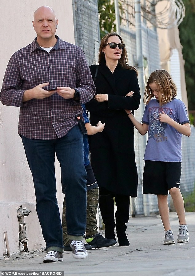 Angelina Jolie có động thái gì giữa lúc Brad Pitt dính tin đồn hẹn hò mỹ nhân Charlize Theron gần 1 tháng? - Ảnh 9.