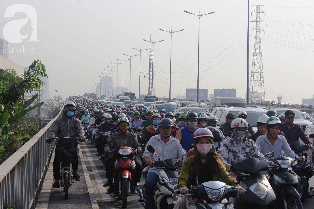 Kẹt xe kinh hoàng từ sáng đến trưa tại cầu Sài Gòn, người dân khốn khổ đi làm trước Tết - Ảnh 1.