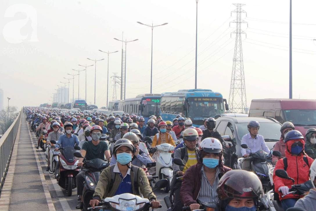 Kẹt xe kinh hoàng từ sáng đến trưa tại cầu Sài Gòn, người dân khốn khổ đi làm trước Tết - Ảnh 9.