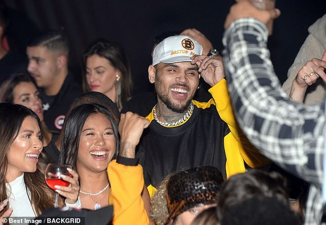 Biến lớn: Chris Brown bị cảnh sát bắt giữ tại Pháp vì dính nghi án cưỡng hiếp cấp độ nghiêm trọng - Ảnh 1.