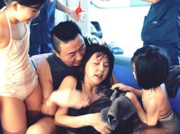 Nữ minh tinh Kim Sam Soon gây chú ý khi công khai cảnh đẻ con dưới nước ngay tại nhà - Ảnh 1.