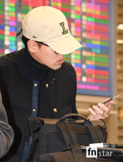 Hyun Bin một mình trở về Hàn Quốc sau khi bị lộ ảnh đi siêu thị với chị đẹp Son Ye Jin  - Ảnh 1.