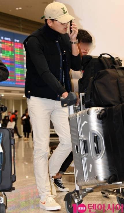 Hyun Bin một mình trở về Hàn Quốc sau khi bị lộ ảnh đi siêu thị với chị đẹp Son Ye Jin  - Ảnh 3.