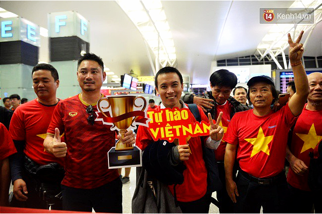 Hàng trăm CĐV từ Hà Nội - Hồ Chí Minh hội quân sang cổ vũ ĐT Việt Nam trong trận tứ kết Asian Cup 2019 - Ảnh 1.