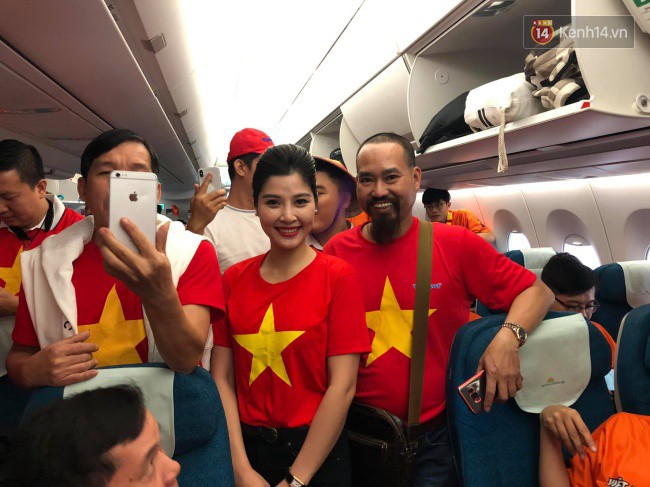 Hàng trăm CĐV từ Hà Nội - Hồ Chí Minh hội quân sang cổ vũ ĐT Việt Nam trong trận tứ kết Asian Cup 2019 - Ảnh 11.