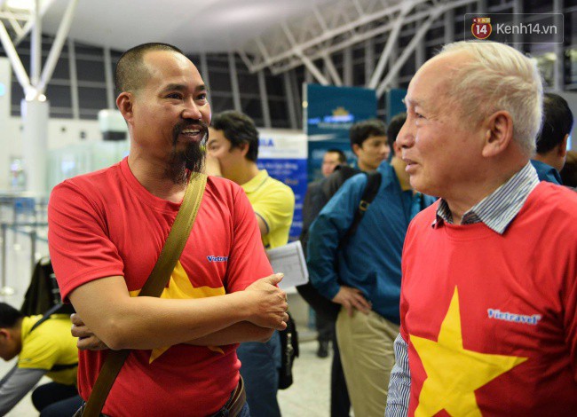 Hàng trăm CĐV từ Hà Nội - Hồ Chí Minh hội quân sang cổ vũ ĐT Việt Nam trong trận tứ kết Asian Cup 2019 - Ảnh 4.