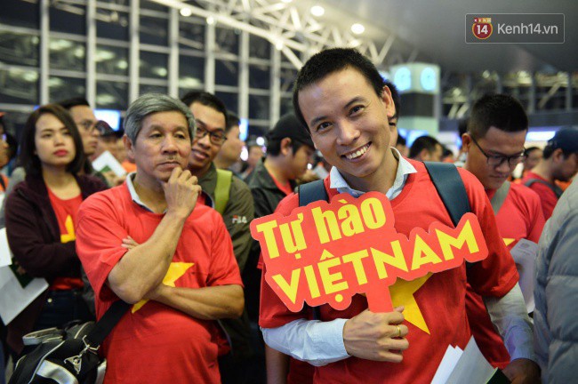Hàng trăm CĐV từ Hà Nội - Hồ Chí Minh hội quân sang cổ vũ ĐT Việt Nam trong trận tứ kết Asian Cup 2019 - Ảnh 8.