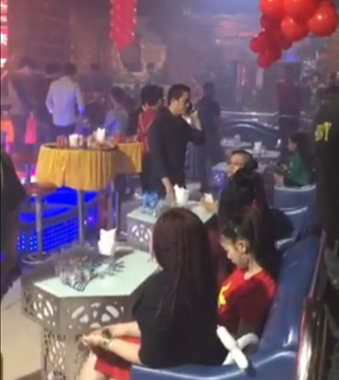 Vũ nữ múa khiêu dâm phục vụ gần 100 “dân chơi” ở quán bar Sài Gòn - Ảnh 1.