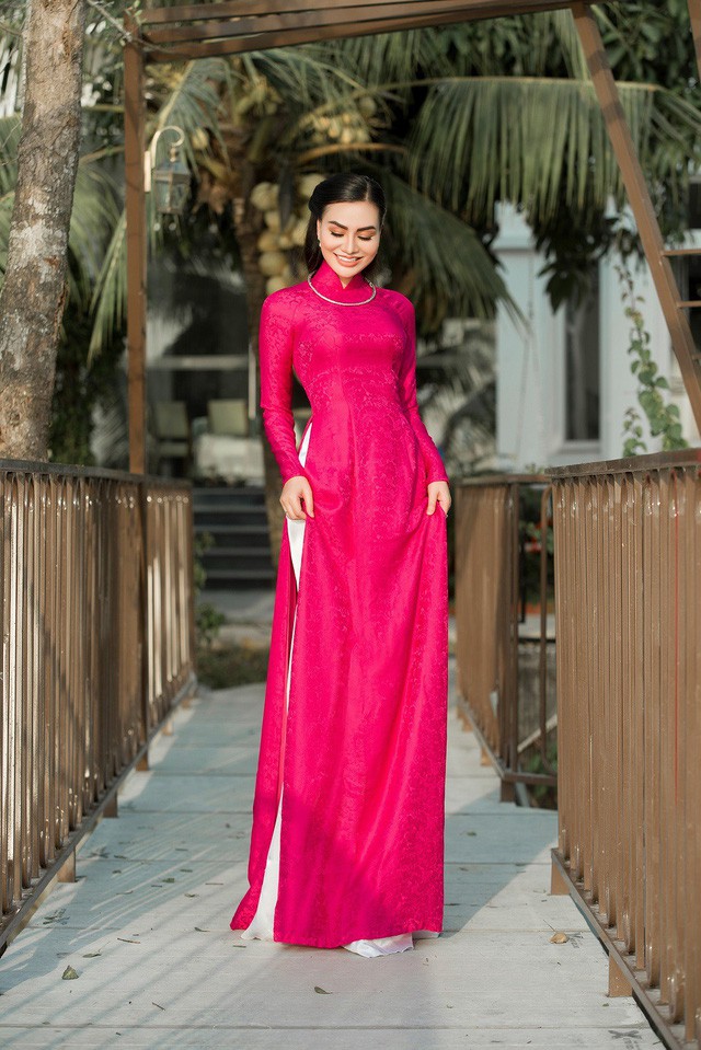 “Nữ hoàng áo dài” Trần Huyền Nhung đẹp xuất sắc trong một sáng tạo của NTK Nguyễn Tuấn - Ảnh 1.