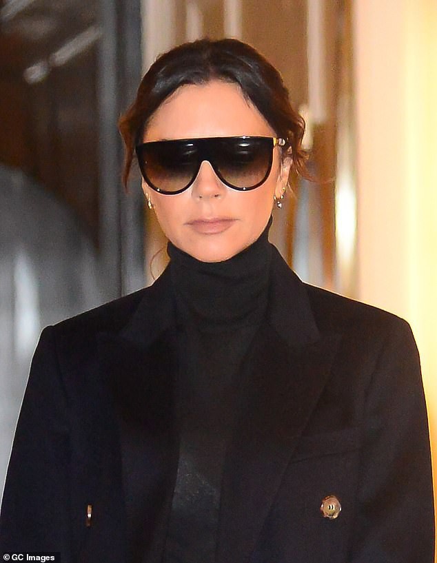 Victoria Beckham diện áo xuyên thấu khoe nội y cực kỳ sang chảnh, lạnh lùng đáp trả ồn ào ly hôn chồng  - Ảnh 2.