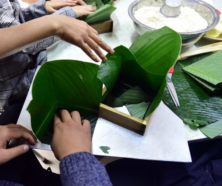 Trẻ khuyết tật hào hứng tự tay gói bánh chưng đón Tết cổ truyền - Ảnh 2.