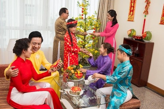 Ai nói lớn rồi là không được lì xì nữa, Lì xì Tết cho tất cả mọi người đây rồi - Ảnh 1. Ai nói lớn rồi là không được lì xì nữa, Lì xì Tết cho tất cả mọi người đây rồi - Ảnh 1.