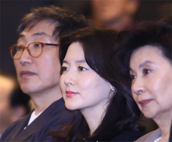 Ảnh sao bên người thân gây tẩu hỏa nhập ma: Bố con mà như cặp đôi, vợ chồng lại bị nhầm thành chú cháu - Ảnh 12. Ảnh sao bên người thân gây tẩu hỏa nhập ma: Bố con mà như cặp đôi, vợ chồng lại bị nhầm thành chú cháu - Ảnh 12.