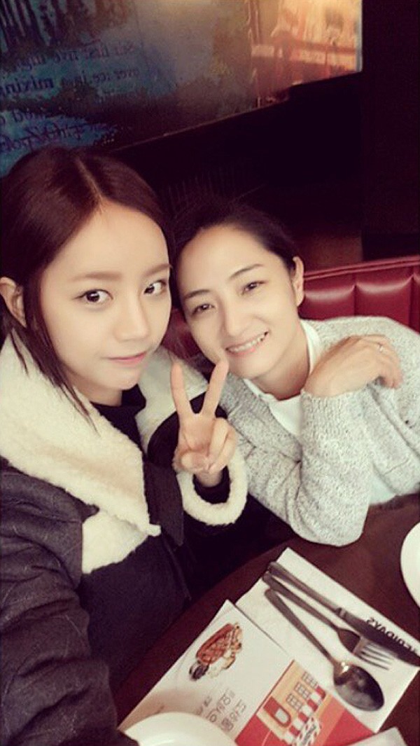 Ảnh sao bên người thân gây tẩu hỏa nhập ma: Bố con mà như cặp đôi, vợ chồng lại bị nhầm thành chú cháu - Ảnh 2. Ảnh sao bên người thân gây tẩu hỏa nhập ma: Bố con mà như cặp đôi, vợ chồng lại bị nhầm thành chú cháu - Ảnh 2.