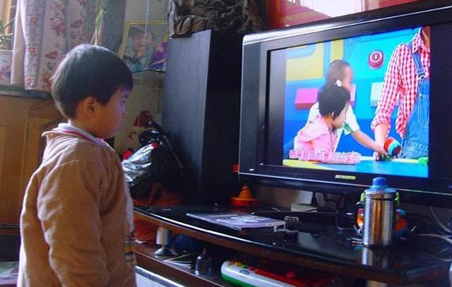 Trẻ con xem TV tưởng không hại nhưng hại không tưởng, đặc biệt với những đứa bé trong độ tuổi này - Ảnh 2. Trẻ con xem TV tưởng không hại nhưng hại không tưởng, đặc biệt với những đứa bé trong độ tuổi này - Ảnh 2.