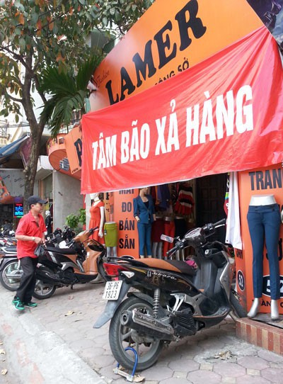 Áo ấm chân dài, bán cả nhà cả cửa và những biển xả hàng cuối năm khiến thượng đế bật cười - Ảnh 4. Áo ấm chân dài, bán cả nhà cả cửa và những biển xả hàng cuối năm khiến thượng đế bật cười - Ảnh 4.
