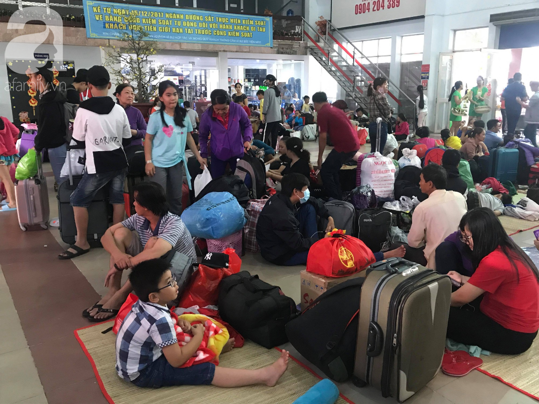 Nỗi ám ảnh kẹt xe từ sáng đến tối, hành khách vật vờ tại ga Sài Gòn chờ tàu về quê ăn Tết - Ảnh 3.