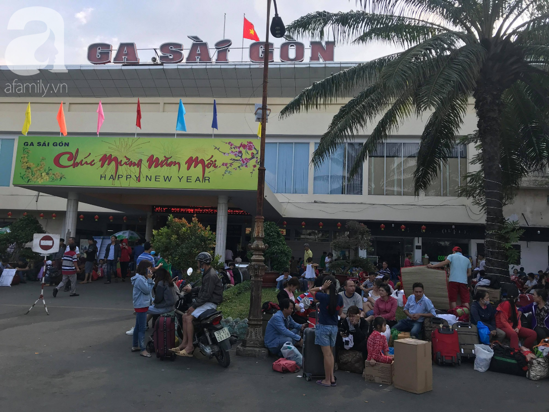 Nỗi ám ảnh kẹt xe từ sáng đến tối, hành khách vật vờ tại ga Sài Gòn chờ tàu về quê ăn Tết - Ảnh 17.