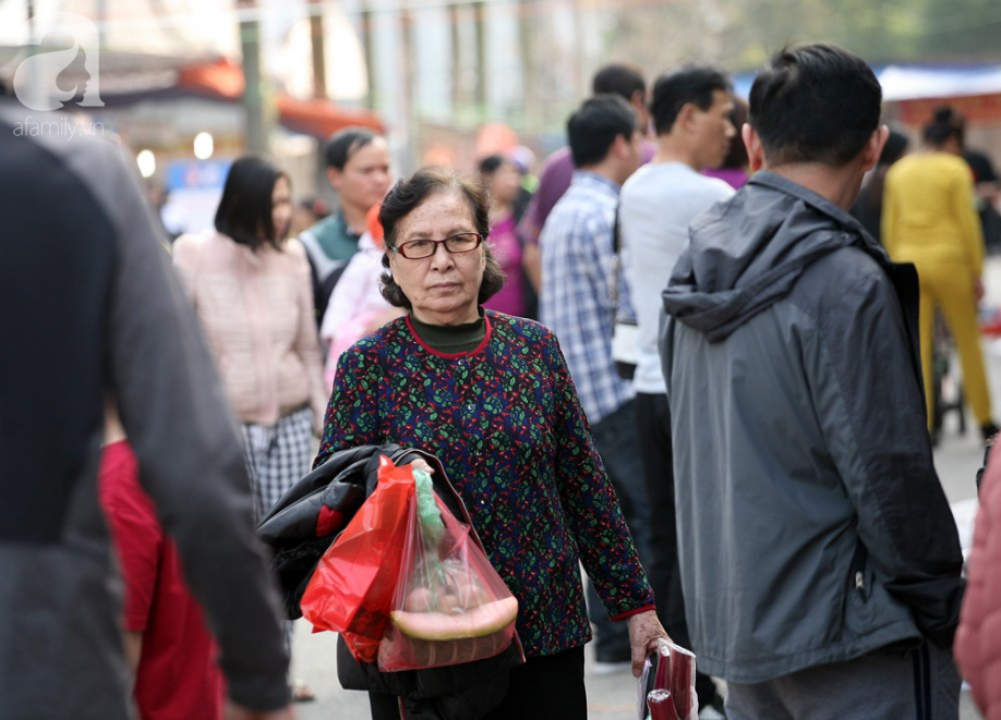 Sợ hãi tắc đường, chen chúc hàng giờ mua sắm như mọi năm, người Hà Nội đổ đi sắm Tết sớm - Ảnh 3.