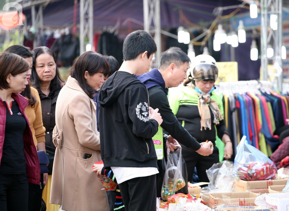 Sợ hãi tắc đường, chen chúc hàng giờ mua sắm như mọi năm, người Hà Nội đổ đi sắm Tết sớm - Ảnh 4.