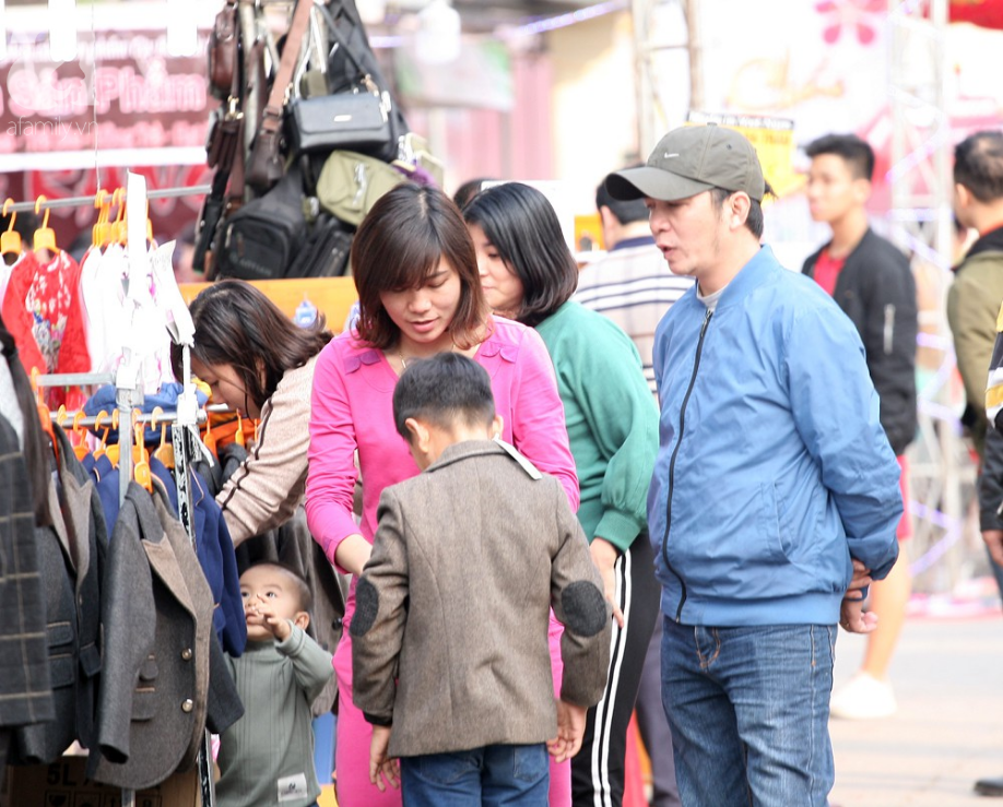 Sợ hãi tắc đường, chen chúc hàng giờ mua sắm như mọi năm, người Hà Nội đổ đi sắm Tết sớm - Ảnh 5.