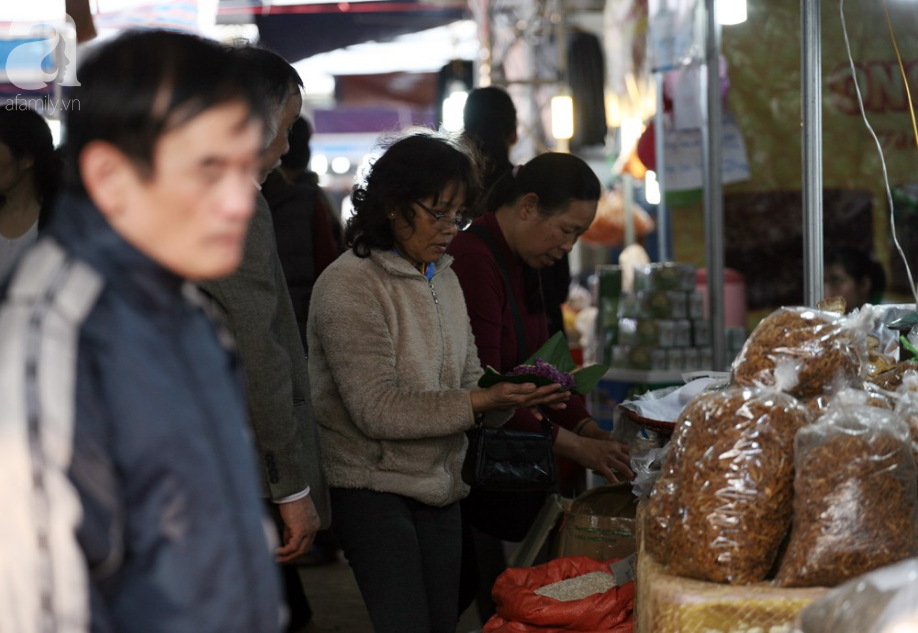 Sợ hãi tắc đường, chen chúc hàng giờ mua sắm như mọi năm, người Hà Nội đổ đi sắm Tết sớm - Ảnh 8.