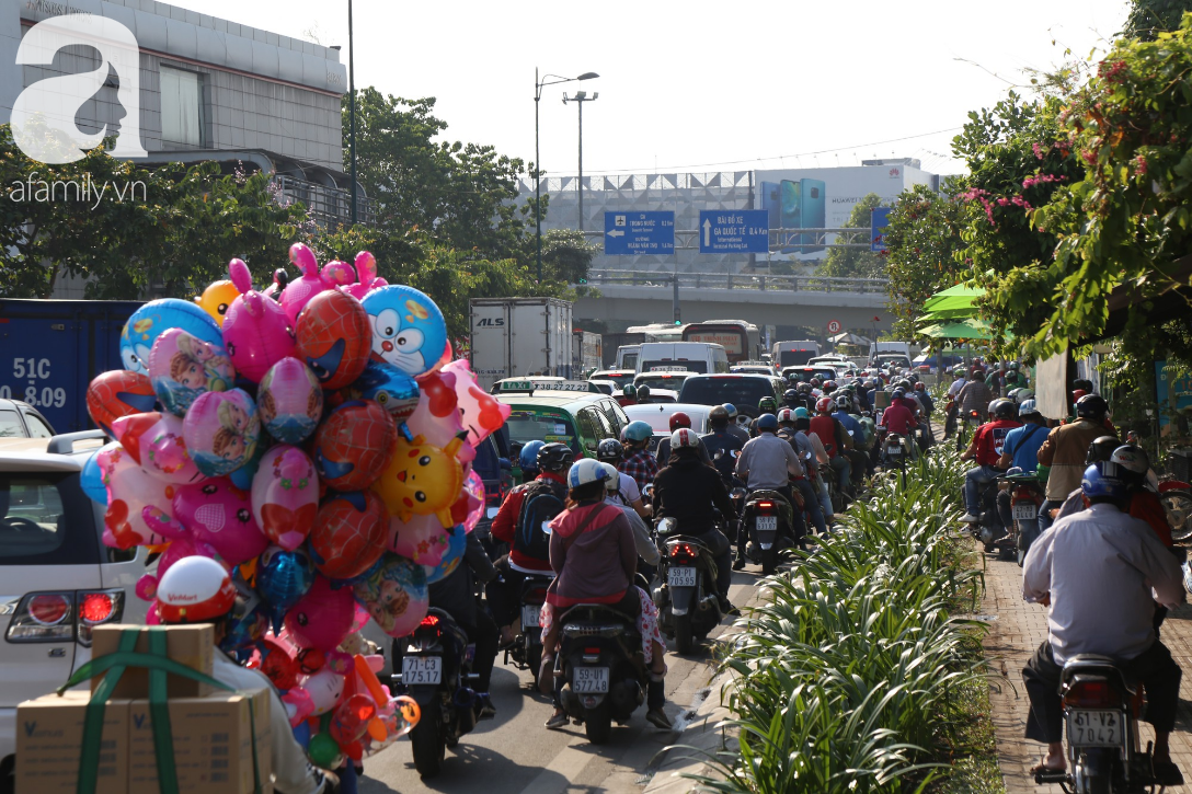 Nỗi ám ảnh kẹt xe từ sáng đến tối, hành khách vật vờ tại ga Sài Gòn chờ tàu về quê ăn Tết - Ảnh 9.