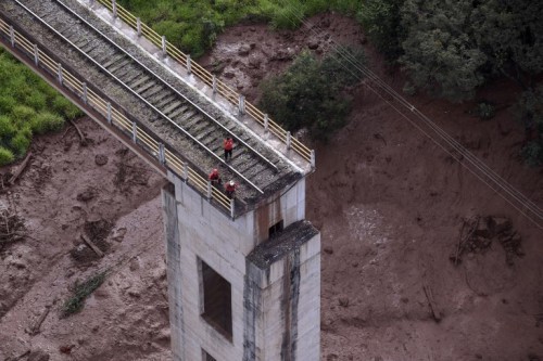 Vỡ đập nước thải ở Brazil: Cơ hội sống sót của 300 người mất tích rất mong manh - Ảnh 1.