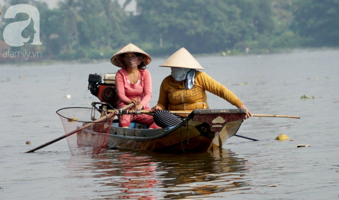 TP.HCM: Cá chép cúng ông Táo vừa thả xuống sông chưa kịp về trời đã bị chích điện, vớt lên bán lại - Ảnh 13.