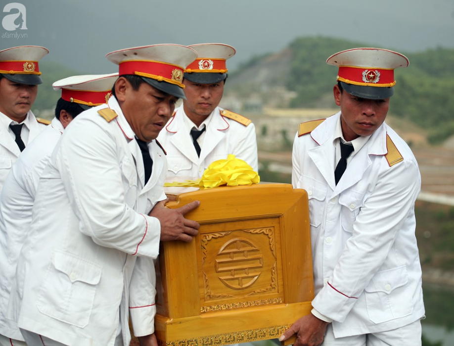 Nghệ sĩ Xuân Bắc cùng nhiều đồng nghiệp khóc nghẹn tiễn đưa tro cốt cố NSND Anh Tú về với đất mẹ - Ảnh 2.