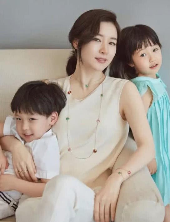 Hành động bất ngờ của Lee Young Ae khiến nhiều người phải suy ngẫm sau khi lộ gia thế khủng của chồng - Ảnh 2.